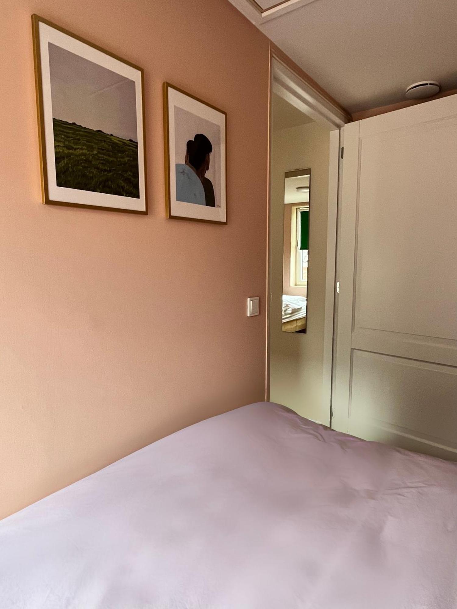 Red Cat In Bed Bed & Breakfast Eenrum Екстериор снимка
